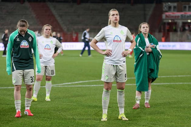 from left Maria Penner SV Werder Bremen, 33 , Ricarda Walkling SV Werder Bremen, 13 , Medina Desic SV Werder Bremen, 9 and Michelle Weiß SV Werder Bremen, 15 thank the fans and spectators for their support, THE DFB REGULATIONS PROHIBIT ANY USE OF PHOTOGRAPHS AS IMAGE SEQUENCES AND OR QUASI VIDEO , 23 03 2026, Berlin Germany , Football, Google Pixel Womens Bundesliga, 1 FC Union Berlin SV Werder Bremen xobx