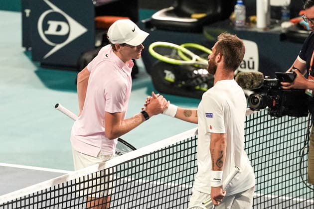 March 23, 2026, Miami Gardens, Florida, USA: Jannick Sinner (ITA) (L) shakes hands with Corentin Moutet (FRA) during the men s third round singles match at the 2026 Miami Open presented by Itau at Hard Rock Stadium. TENNIS 2026: Miami Open.  - ZUMAw109 20260323_fap_w109_051 Copyright: xDebbyxWongx