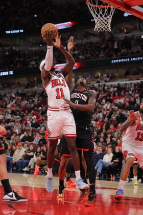 CHICAGO, IL - MARCH 23: Dorian Finney-Smith 2 of the Houston Rockets plays defense against Leonard Miller 11 of the Chicago Bulls during the first half on March 23, 2026 at the United Center in Chicago, Illinois. (Photo by Melissa Tamez Icon Sportswire) NBA, Basketball Herren, USA MAR 23 Houston Rockets at Chicago Bulls EDITORIAL USE ONLY Icon260323006