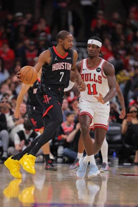 CHICAGO, IL - MARCH 23: Leonard Miller 11 of the Chicago Bulls guards Kevin Durant 7 of the Houston Rockets during the first half on March 23, 2026 at the United Center in Chicago, Illinois. (Photo by Melissa Tamez Icon Sportswire) NBA, Basketball Herren, USA MAR 23 Houston Rockets at Chicago Bulls EDITORIAL USE ONLY Icon260323007