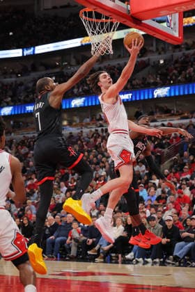 CHICAGO, IL - MARCH 23: Josh Giddey 3 of the Chicago Bulls drives to the basket for a layup past Kevin Durant 7 of the Houston Rockets during the first half on March 23, 2026 at the United Center in Chicago, Illinois. (Photo by Melissa Tamez Icon Sportswire) NBA, Basketball Herren, USA MAR 23 Houston Rockets at Chicago Bulls EDITORIAL USE ONLY Icon260323012