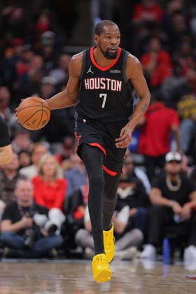 CHICAGO, IL - MARCH 23: Kevin Durant 7 of the Houston Rockets brings the ball up court during the second half against the Chicago Bulls on March 23, 2026 at the United Center in Chicago, Illinois. (Photo by Melissa Tamez Icon Sportswire) NBA, Basketball Herren, USA MAR 23 Houston Rockets at Chicago Bulls EDITORIAL USE ONLY Icon260323016