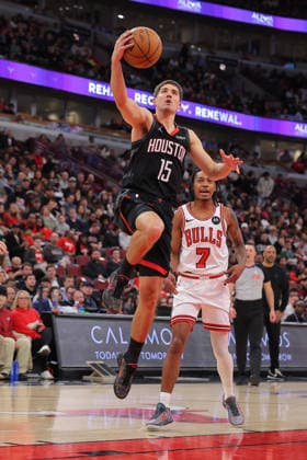 CHICAGO, IL - MARCH 23: Reed Sheppard 15 of the Houston Rockets drives to the basket for a layup during the second half against the Chicago Bulls on March 23, 2026 at the United Center in Chicago, Illinois. (Photo by Melissa Tamez Icon Sportswire) NBA, Basketball Herren, USA MAR 23 Houston Rockets at Chicago Bulls EDITORIAL USE ONLY Icon260323018