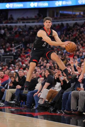 CHICAGO, IL - MARCH 23: Reed Sheppard 15 of the Houston Rockets saves the ball during the second half against the Chicago Bulls on March 23, 2026 at the United Center in Chicago, Illinois. (Photo by Melissa Tamez Icon Sportswire) NBA, Basketball Herren, USA MAR 23 Houston Rockets at Chicago Bulls EDITORIAL USE ONLY Icon260323028