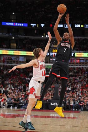 CHICAGO, IL - MARCH 23: Kevin Durant 7 of the Houston Rockets shoots the ball over Matas Buzelis 14 of the Chicago Bulls during the second half on March 23, 2026 at the United Center in Chicago, Illinois. (Photo by Melissa Tamez Icon Sportswire) NBA, Basketball Herren, USA MAR 23 Houston Rockets at Chicago Bulls EDITORIAL USE ONLY Icon260323031