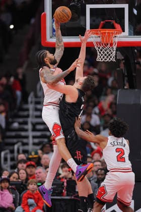 CHICAGO, IL - MARCH 23: Nick Richards 13 of the Chicago Bulls drives to the basket against Alperen Sengun 28 of the Houston Rockets during the second half on March 23, 2026 at the United Center in Chicago, Illinois. (Photo by Melissa Tamez Icon Sportswire) NBA, Basketball Herren, USA MAR 23 Houston Rockets at Chicago Bulls EDITORIAL USE ONLY Icon260323020