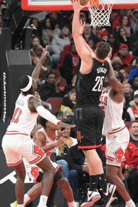 Chicago Bulls vs Houston Rockets - NBA, Basketball Herren, USA CHICAGO, ILLINOIS - MARCH 23: Alperen Sengun (28) of the Houston Rockets dunks the ball against the Chicago Bulls during the first half of an NBA game at the United Center on March 23, 2026, in Chicago, Illinois. Sengun finished the night with a dominant 33 points, 13 rebounds, and 10 assists, though the Rockets ultimately fell to the Bulls 132-124. Jacek Boczarski Anadolu Chicago United States. Editorial use only. Please get in touch for any other usage.  Copyright: x2026xAnadoluxJacekxBoczarskix