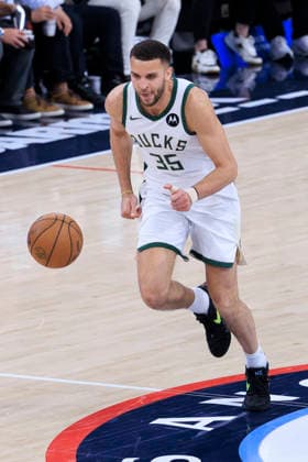 March 23, 2026, Inglewood, California, USA: Pete Nance 35 of the Milwaukee Bucks during their regular season NBA, Basketball Herren, USA game against the Los Angeles Clippers on Monday March 23, 2026 at Intuit Dome in Inglewood, California. Clippers defeat Bucks, 129-96. ARIANA RUIZ PI Inglewood USA - ZUMAp124 20260323_zaa_p124_028 Copyright: xArianaxRuizx