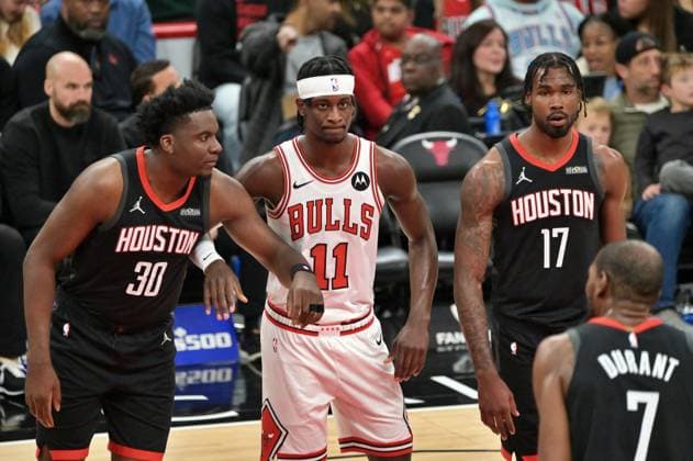 Chicago Bulls vs Houston Rockets - NBA, Basketball Herren, USA CHICAGO, ILLINOIS - MARCH 23: Clint Capela (30), and Tari Eason (17) of the Houston Rockets is seen with Leonard Miller (11) of Chicago Bulls during the NBA game at the United Center on March 23, 2026, in Chicago, Illinois. Jacek Boczarski Anadolu Chicago United States. Editorial use only. Please get in touch for any other usage.  Copyright: x2026xAnadoluxJacekxBoczarskix