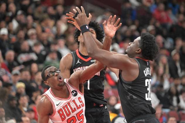 Chicago Bulls vs Houston Rockets - NBA, Basketball Herren, USA CHICAGO, ILLINOIS - MARCH 23: Clint Capela (30) of Houston Rockets in action against Jalen Smith (25) of Chicago Bulls during the NBA game at the United Center on March 23, 2026, in Chicago, Illinois. Jacek Boczarski Anadolu Chicago United States. Editorial use only. Please get in touch for any other usage.  Copyright: x2026xAnadoluxJacekxBoczarskix