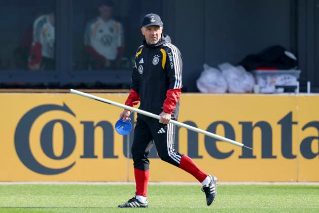 Assistant coach Alfred Schreuder Germany looks on, , Training of the German national soccer team, Home Ground on March 24, 2026 in Herzogenaurach, Germany Photo by Marco Steinbrenner DeFodi Images Assistant coach Alfred Schreuder Germany looks on, , Training of the German national soccer team, Home Ground, March 24, 2026 in Herzogenaurach, Germany Photo by Marco Steinbrenner DeFodi Images