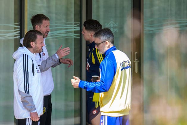 260324 Head coach Graham Potter talks to Viktor Gyökeres of the Swedish national football team ahead of a training session on March 24, 2026 in Valencia Photo Joel Marklund BILDBYRAN kod JM JM0805 bbeng fotboll football soccer fotball vm kval fifa world cup qualifier qualifier träning practice training sverige sweden sverige a  Copyright: JOELxMARKLUND BB260324JM003