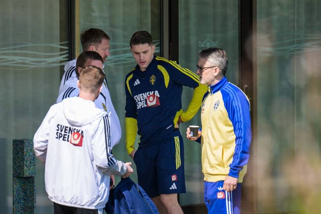 260324 Head coach Graham Potter talks to Viktor Gyökeres of the Swedish national football team ahead of a training session on March 24, 2026 in Valencia Photo Joel Marklund BILDBYRAN kod JM JM0805 bbeng fotboll football soccer fotball vm kval fifa world cup qualifier qualifier träning practice training sverige sweden sverige a  Copyright: JOELxMARKLUND BB260324JM005