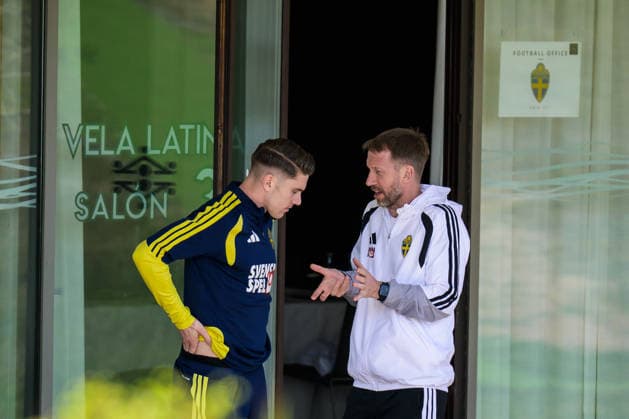 260324 Head coach Graham Potter talks to Viktor Gyökeres of the Swedish national football team ahead of a training session on March 24, 2026 in Valencia Photo Joel Marklund BILDBYRAN kod JM JM0805 bbeng fotboll football soccer fotball vm kval fifa world cup qualifier qualifier träning practice training sverige sweden sverige a  Copyright: JOELxMARKLUND BB260324JM008