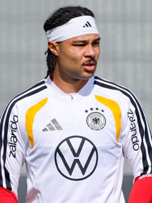 Serge Gnabry Germany looks on, , Training of the German national football team, Home Ground on March 24, 2026 in Herzogenaurach, Germany Photo by Marco Steinbrenner DeFodi Images Serge Gnabry Germany looks on, , Training of the German national football team, Home Ground, March 24, 2026 in Herzogenaurach, Germany Photo by Marco Steinbrenner DeFodi Images