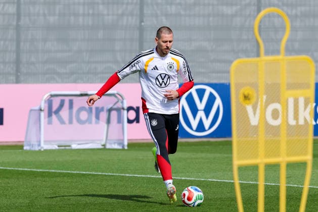 Waldemar Anton Germany controls the ball, , Training of the German national soccer team, Home Ground on March 24, 2026 in Herzogenaurach, Germany Photo by Marco Steinbrenner DeFodi Images Waldemar Anton Germany controls the ball, , Training of the German national soccer team, Home Ground, March 24, 2026 in Herzogenaurach, Germany Photo by Marco Steinbrenner DeFodi Images