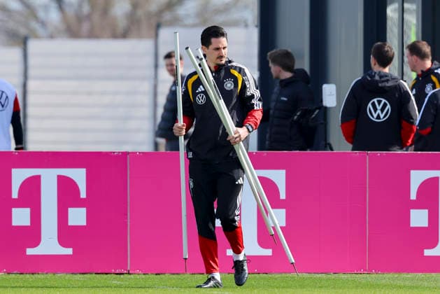 Assistant coach Benjamin Huebner Germany looks on, , Training of the German national soccer team, Home Ground on March 24, 2026 in Herzogenaurach, Germany Photo by Marco Steinbrenner DeFodi Images Assistant coach Benjamin Huebner Germany looks on, , Training of the German national soccer team, Home Ground, March 24, 2026 in Herzogenaurach, Germany Photo by Marco Steinbrenner DeFodi Images