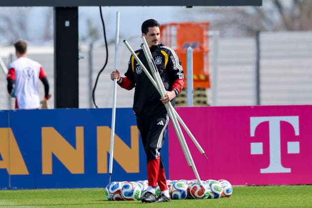 Assistant coach Benjamin Huebner Germany looks on, , Training of the German national soccer team, Home Ground on March 24, 2026 in Herzogenaurach, Germany Photo by Marco Steinbrenner DeFodi Images Assistant coach Benjamin Huebner Germany looks on, , Training of the German national soccer team, Home Ground, March 24, 2026 in Herzogenaurach, Germany Photo by Marco Steinbrenner DeFodi Images