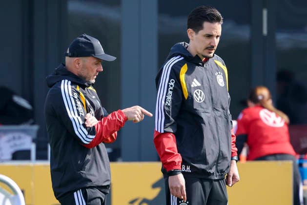Assistant coach Alfred Schreuder Germany and assistant coach Benjamin Huebner Germany talk together, , Training of the German national football team, Home Ground on March 24, 2026 in Herzogenaurach, Germany Photo by Marco Steinbrenner DeFodi Images Assistant coach Alfred Schreuder Germany and assistant coach Benjamin Huebner Germany talk together, , Training of the German national football team, Home Ground, March 24, 2026 in Herzogenaurach, Germany Photo by Marco Steinbrenner DeFodi Images