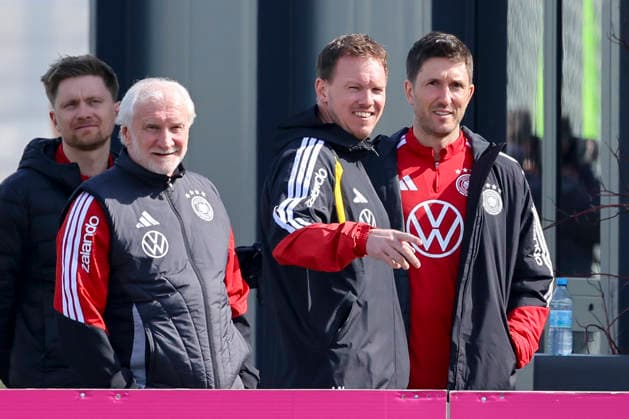 Director Rudi Voeller Germany , national coach Julian Nagelsmann Germany and assistant coach Benjamin Glueck Germany smile, , training of the German national football team, Home Ground on March 24, 2026 in Herzogenaurach, Germany Photo by Marco Steinbrenner DeFodi Images Director Rudi Voeller Germany , national coach Julian Nagelsmann Germany and assistant coach Benjamin Glueck Germany smile, , training of the German national football team, Home Ground, March 24, 2026 in Herzogenaurach, Germany Photo by Marco Steinbrenner DeFodi Images