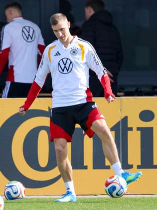 Nico Schlotterbeck Germany controls the ball, , Training of the German national soccer team, Home Ground on March 24, 2026 in Herzogenaurach, Germany Photo by Marco Steinbrenner DeFodi Images Nico Schlotterbeck Germany controls the ball, , Training of the German national soccer team, Home Ground, March 24, 2026 in Herzogenaurach, Germany Photo by Marco Steinbrenner DeFodi Images