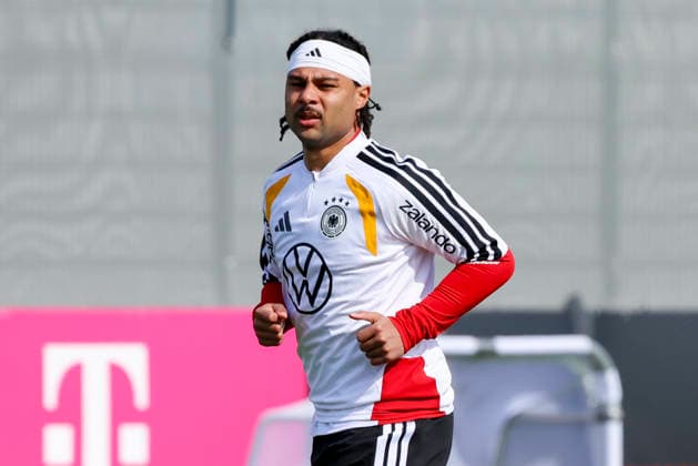 Serge Gnabry Germany looks on, , Training of the German national football team, Home Ground on March 24, 2026 in Herzogenaurach, Germany Photo by Marco Steinbrenner DeFodi Images Serge Gnabry Germany looks on, , Training of the German national football team, Home Ground, March 24, 2026 in Herzogenaurach, Germany Photo by Marco Steinbrenner DeFodi Images