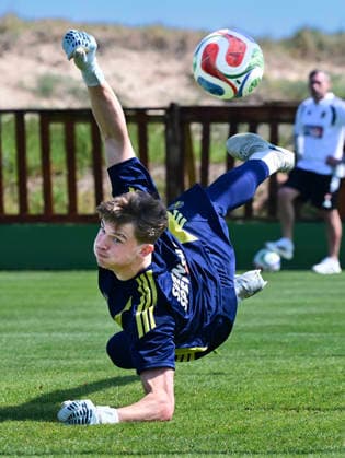 VALENCIA 20260324 The debutant goalkeeper Melker Ellborg in the Swedish national football team during todays training at the training facility outside Valencia before Thursdays World Cup qualifying playoff against Ukraine VALENCIA SPAIN x10030x  Copyright: xJonasxEkströmer TTx VM-KVAL FOTBOLL HERRAR