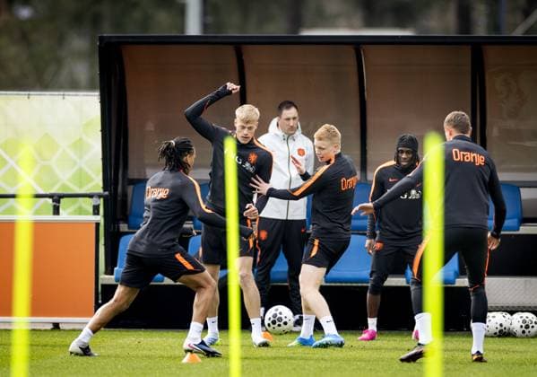 ZEIST - Nathan Ake, Jan Paul van Hecke, Kees Smit and Jeremie Frimpong during a training session of the Dutch national team, Nationalteam in the week leading up to a friendly match against Norway. KOEN VAN WEEL ANP xVIxANPxSportx xxANPxIVx 554244376 originalFilename: 554244376.jpg