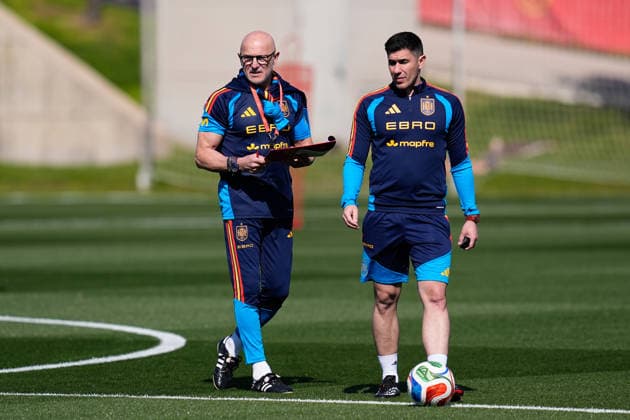 March 24, 2026, Las Rozas, Madrid, Spain: Luis de la Fuente, head coach of Spain, during the training session of Spain Team ahead of the International Friendly, Länderspiel, Nationalmannschaft match against Serbia at Ciudad del Futbol on March 24, 2026, in Las Rozas, Madrid, Spain. Training Session Of Spain Team - International Friendly - ZUMAa181 20260324_zaa_a181_012 Copyright: xDennisxAgyemanx