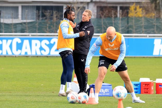 DEU, DFL, 2 FBL Hertha BSC, Training, 24 03 2026, Sportforum, Berlin, DEU, DFL, 2 FBL Hertha BSC, Training, im Bild Deyovaisio Zeefuik Hertha BSC Berlin 42 , Toni Leistner Hertha BSC Berlin 37 , DFL regulations prohibit any use of Photographs as image sequences and or quasi video nordphotoxGmbHx xEngler nph00076
