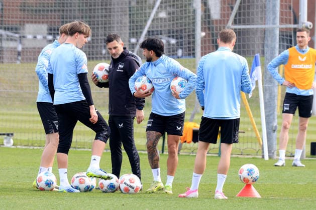DEU, DFL, 2 FBL Hertha BSC, Training, 24 03 2026, Sportforum, Berlin, DEU, DFL, 2 FBL Hertha BSC, Training, im Bild Cheftrainer Stefan Leitl Hertha BSC Berlin , Kevin Sessa Hertha BSC Berlin 8 , Kennet Eichhorn Hertha BSC Berlin 23 DFL regulations prohibit any use of Photographs as image sequences and or quasi video nordphotoxGmbHx xEngler nph00076