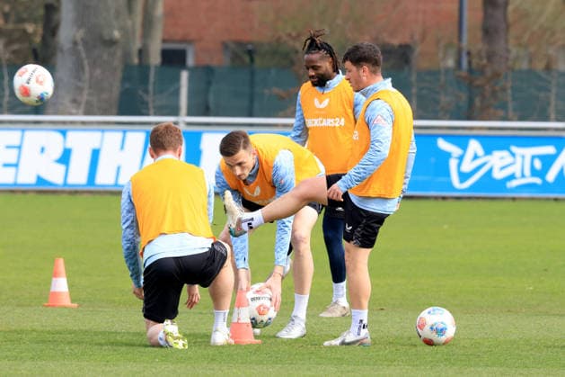 DEU, DFL, 2 FBL Hertha BSC, Training, 24 03 2026, Sportforum, Berlin, DEU, DFL, 2 FBL Hertha BSC, Training, im Bild Hertha Spielerkreis, Diego Demme Hertha BSC Berlin 6 , Deyovaisio Zeefuik Hertha BSC Berlin 42 , Niklas Kolbe Hertha BSC Berlin 27 , Luca Schuler Hertha BSC Berlin 18 DFL regulations prohibit any use of Photographs as image sequences and or quasi video nordphotoxGmbHx xEngler nph00076