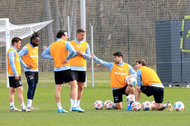 DEU, DFL, 2 FBL Hertha BSC, training, 24 03 2026, Sportforum, Berlin, DEU, DFL, 2 FBL Hertha BSC, training, in the picture Hertha player circle, Fabian Reese Hertha BSC Berlin 11 , Diego Demme Hertha BSC Berlin 6 , Deyovaisio Zeefuik Hertha BSC Berlin 42 , Paul Seguin Hertha BSC Berlin 30 , Josip Brekalo Hertha BSC Berlin 7 , Linus Gechter Hertha BSC Berlin 44 DFL regulations prohibit any use of Photographs as image sequences and or quasi video nordphotoxGmbHx xEngler nph00076