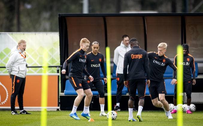 ZEIST - National coach Ronald Koeman, Kees Smit, Xavi Simons, Lutsharel Geertruida, Jan Paul van Hecke and Jeremie Frimpong during a training session of the Dutch national team, Nationalteam in the week leading up to a friendly match against Norway. KOEN VAN WEEL ANP xVIxANPxSportx xxANPxIVx 554244875 originalFilename: 554244875.jpg