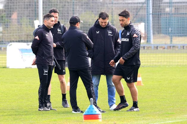 DEU, DFL, 2 FBL Hertha BSC, Training, 24 03 2026, Sportforum, Berlin, DEU, DFL, 2 FBL Hertha BSC, Training, in the picture Head Coach Stefan Leitl Hertha BSC Berlin , Coach Kreis with Co Coach Malik Fathi , Benjamin Weber Sports Director, Hertha BSC Berlin , Conditioning Coach Hendrik Kuchno Hertha BSC Berlin , Michael Hartmann DFL regulations prohibit any use of Photographs as image sequences and or quasi video nordphotoxGmbHx xEngler nph00076