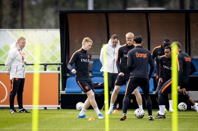 ZEIST - National coach Ronald Koeman, Kees Smit, Jan Paul van Hecke, Tijjani Reijnders, Lutsharel Geertruida, Ryan Gravenberch and Micky van de Ven during a training session of the Dutch national team, Nationalteam in the week leading up to a friendly match against Norway. KOEN VAN WEEL ANP xVIxANPxSportx xxANPxIVx 554244925 originalFilename: 554244925.jpg