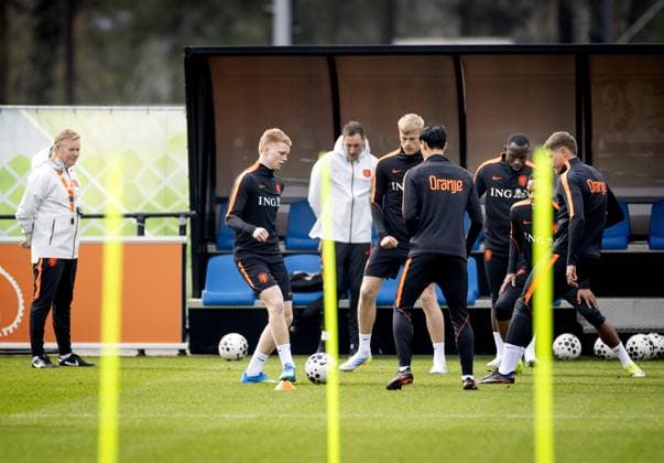 ZEIST - National coach Ronald Koeman, Kees Smit, Jan Paul van Hecke, Tijjani Reijnders, Lutsharel Geertruida, Ryan Gravenberch and Micky van de Ven during a training session of the Dutch national team, Nationalteam in the week leading up to a friendly match against Norway. KOEN VAN WEEL ANP xVIxANPxSportx xxANPxIVx 554244930 originalFilename: 554244930.jpg