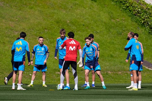 March 24, 2026, Las Rozas, Madrid, Spain: Fermin Lopez and Dean Huijsen during the training session of Spain Team ahead of the International Friendly, Länderspiel, Nationalmannschaft match against Serbia at Ciudad del Futbol on March 24, 2026, in Las Rozas, Madrid, Spain. Training Session Of Spain Team - International Friendly - ZUMAa181 20260324_zaa_a181_037 Copyright: xDennisxAgyemanx