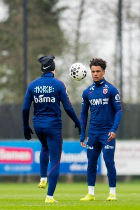 Training with the Norwegian men s national football team Amsterdam , Netherlands 20260324 Andreas Schjelderup and Oscar Bobb during a training session with the Norwegian men s national football team at the AZ Alkmaar training Complex Photo Fredrik Varfjell NTB Amsterdam Netherlands EDITORIAL USE ONLY RESTRICTED USE FOR BETTING COMPANIES  Copyright: xFredrikxVarfjellx xNTBx