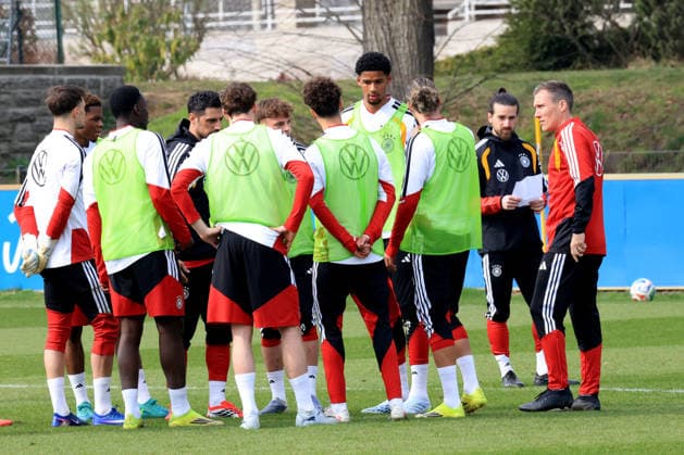 DEU, DFB U20 Nationalmannschaft, Training, 24 03 2026, Sportforum, Berlin, DEU, DFB U20 Nationalmannschaft, Training, im Bild Trainer Hannes Wolf, Spielerkreis DFL regulations prohibit any use of Photographs as image sequences and or quasi video nordphotoxGmbHx xEngler nph00076