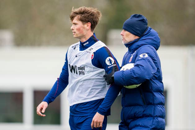 Training with the Norwegian men s national football team Amsterdam , Netherlands 20260324 Henrik Falchener and Norway s national team manager Stale Solbakken during a training session with the Norway men s national football team at the AZ Alkmaar training Complex Photo Fredrik Varfjell NTB Amsterdam Netherlands EDITORIAL USE ONLY RESTRICTED USE FOR BETTING COMPANIES  Copyright: xFredrikxVarfjellx xNTBx
