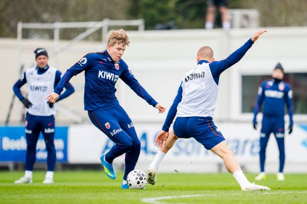 Training with the Norwegian men s national football team Amsterdam , Netherlands 20260324 Jens Petter Hauge and Leo Skiri ostigard during a training session with the Norwegian men s national football team at the AZ Alkmaar training Complex Photo Fredrik Varfjell NTB Amsterdam Netherlands EDITORIAL USE ONLY RESTRICTED USE FOR BETTING COMPANIES  Copyright: xFredrikxVarfjellx xNTBx