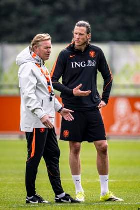 ZEIST lr National coach Ronald Koeman of the Netherlands, Wout Weghorst, during the training of the Dutch national football team at the KNVB Campus in the run up to the World Cup friendly against Norway on March 24, 2026 in Zeist, the Netherlands Photo by Stefan Koops EYE4IMAGES DeFodi Images