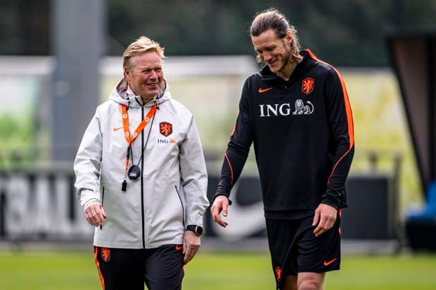 ZEIST lr Netherlands national team coach Ronald Koeman and Wout Weghorst of the Netherlands during the training of the Dutch national football team at the KNVB Campus in the run up to the World Cup friendly against Norway on March 24, 2026 in Zeist, the Netherlands Photo by Stefan Koops EYE4IMAGES DeFodi Images