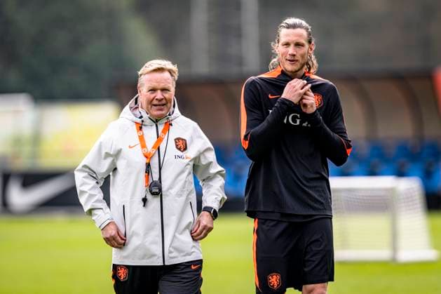 ZEIST lr Netherlands national team coach Ronald Koeman and Wout Weghorst of the Netherlands during the training of the Dutch national football team at the KNVB Campus in the run up to the World Cup friendly against Norway on March 24, 2026 in Zeist, the Netherlands Photo by Stefan Koops EYE4IMAGES DeFodi Images