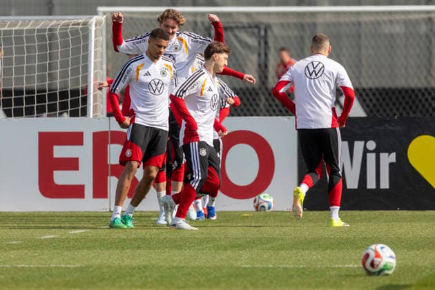 Report 24 03 2026 First training session for the mens national soccer team at adidas in Herzogenaurach before the international matches against Switzerland and Ghana Stretching, warming up in small groups Herzogenaurach Bavaria Germany