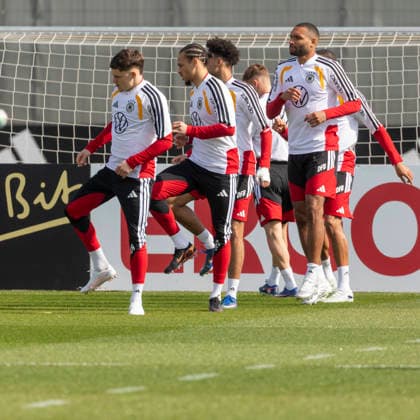 Report 24 03 2026 First training session for the mens national soccer team at adidas in Herzogenaurach before the international matches against Switzerland and Ghana Stretching, warming up in small groups Herzogenaurach Bavaria Germany