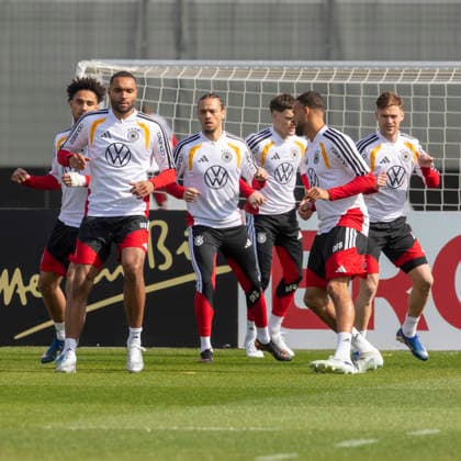 Report 24 03 2026 First training session for the mens national soccer team at adidas in Herzogenaurach before the international matches against Switzerland and Ghana Stretching, warming up in small groups Herzogenaurach Bavaria Germany