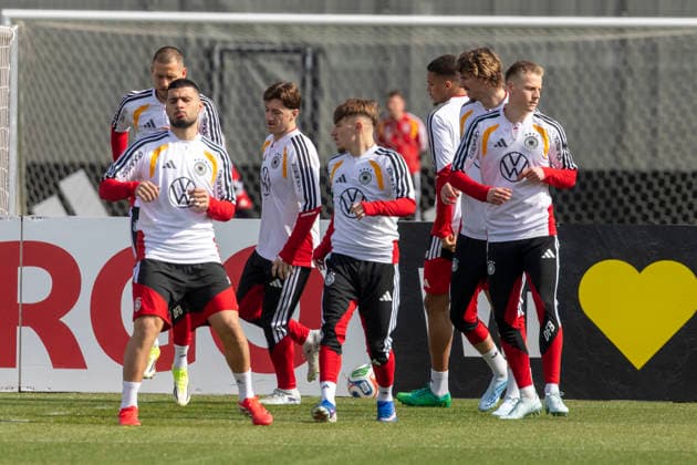 Report 24 03 2026 First training session for the mens national soccer team at adidas in Herzogenaurach before the international matches against Switzerland and Ghana Stretching, warming up in small groups Herzogenaurach Bavaria Germany