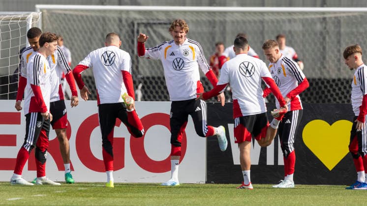 Report 24 03 2026 First training session for the mens national soccer team at adidas in Herzogenaurach before the international matches against Switzerland and Ghana Stretching, warming up in small groups Herzogenaurach Bavaria Germany